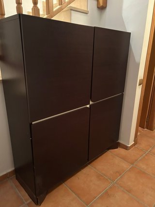 Armario de diseño en madera oscura