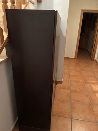 Armario de diseño en madera oscura