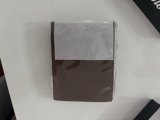 Billetera negra de cuero