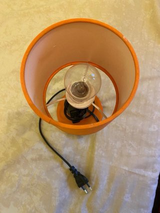 Lámpara de mesa naranja y negra