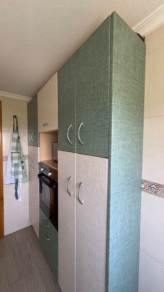 Mueble de cocina modular beige y verde