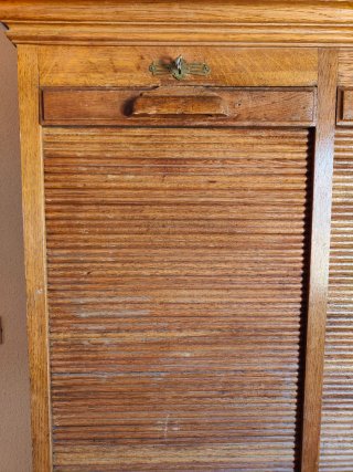 Armario de madera con persianas y 6 baldas.