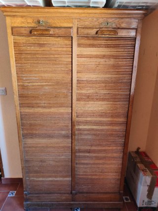 Armario de madera con persianas y 6 baldas.