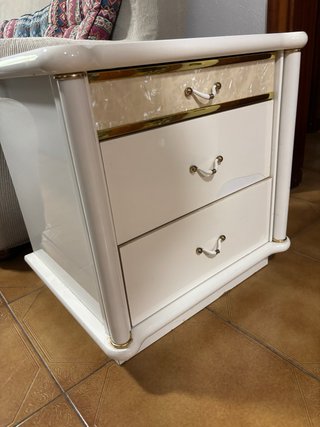 Mesita blanca 3 cajones con detalles dorados