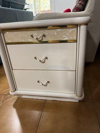 Mesita blanca 3 cajones con detalles dorados