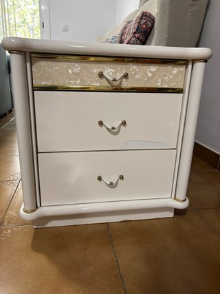Mesita blanca 3 cajones con detalles dorados