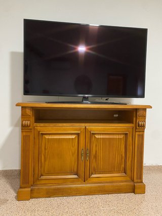 Mueble TV madera con puertas