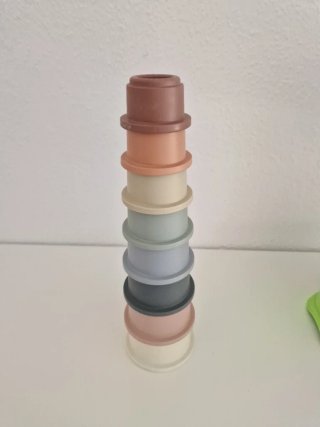 Torre apilable de plástico para niños