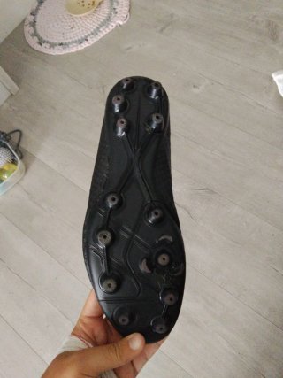 Botas de fútbol negras y turquesa