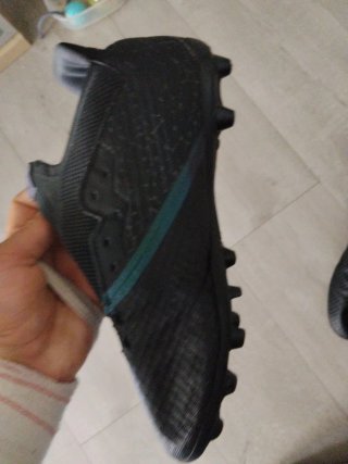 Botas de fútbol negras y turquesa
