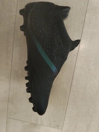 Botas de fútbol negras y turquesa