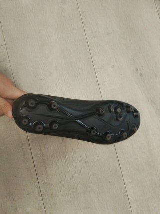Botas de fútbol negras y turquesa