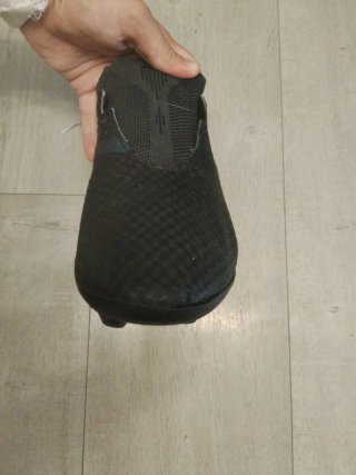 Botas de fútbol negras y turquesa