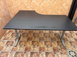 Mesa de ordenador y despacho con soporte torre PC