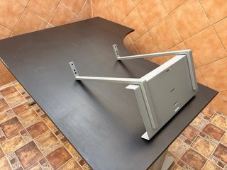 Mesa de ordenador y despacho con soporte torre PC
