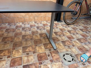 Mesa de ordenador y despacho con soporte torre PC