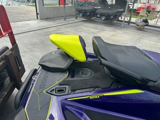 Moto de agua Sea-Doo RXP-X púrpura y amarilla