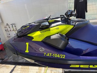 Moto de agua Sea-Doo RXP-X púrpura y amarilla