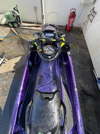 Moto de agua Sea-Doo RXP-X púrpura y amarilla