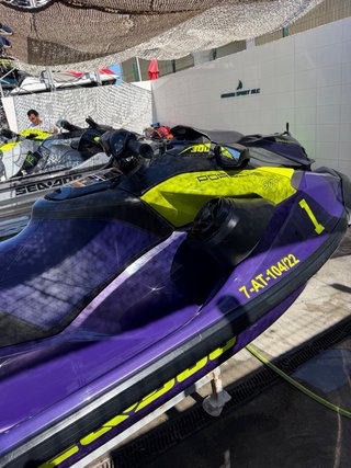 Moto de agua Sea-Doo RXP-X púrpura y amarilla