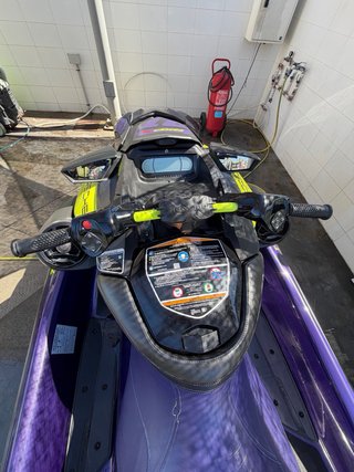 Moto de agua Sea-Doo RXP-X púrpura y amarilla