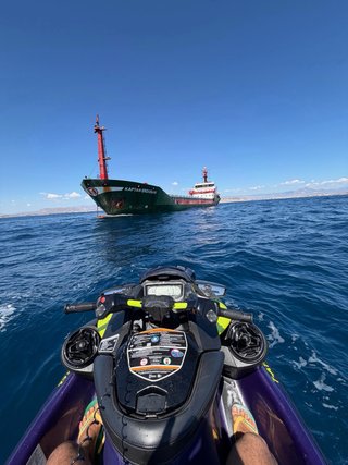 Moto de agua Sea-Doo RXP-X púrpura y amarilla
