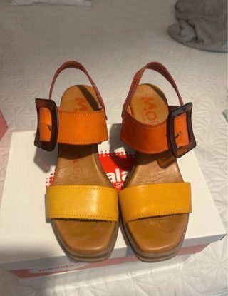 Sandalias tacón Mocay naranja y amarillo