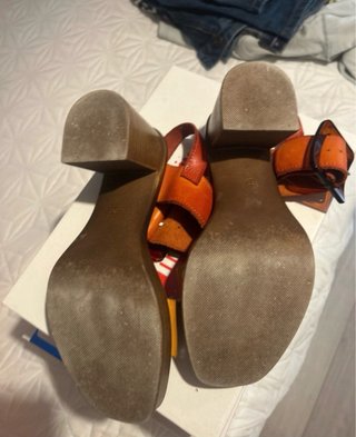 Sandalias tacón Mocay naranja y amarillo