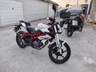 Benelli 125 Naked Blanca y Roja vendo o cambio