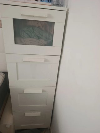 Cajonera blanca con cajones transparentes