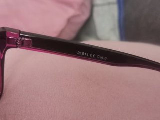 Gafas de sol negras y moradas optica