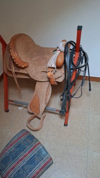 Silla de montar de cuero con riendas
