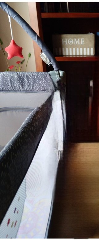 Cuna de viaje gris con cambiador
