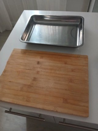 Tabla de cortar bambú y bandeja metal