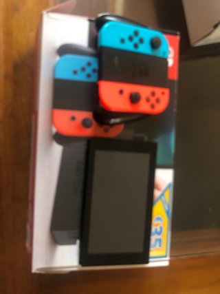 Nintendo Switch con mandos azul y rojo