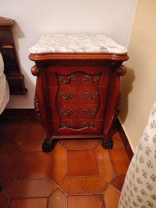 Cómoda de madera con mármol