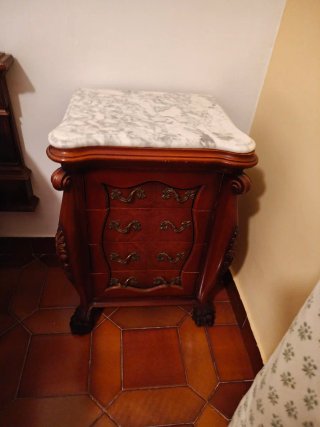 Cómoda de madera con mármol