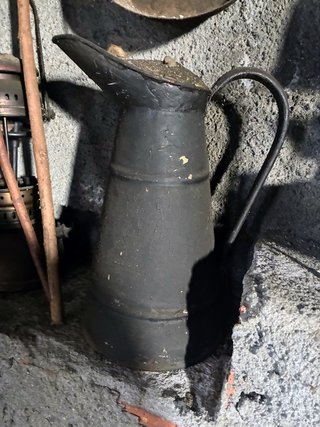 Jarra negra antigua