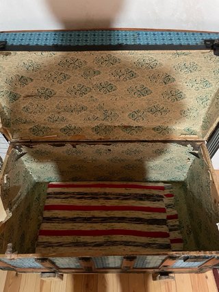 Baúl antiguo de madera y hierro