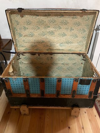 Baúl antiguo de madera y hierro