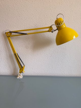 Flexo de mesa amarillo y blanco