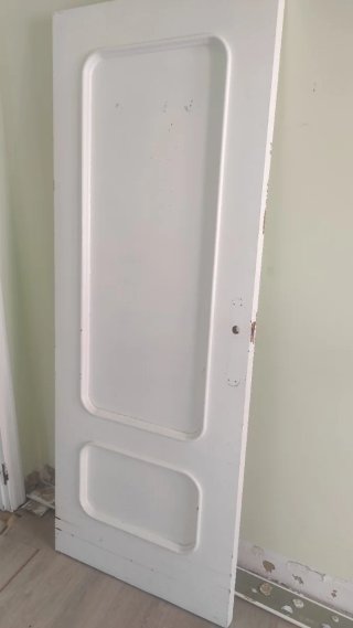 Puerta blanca con cristal y molduras