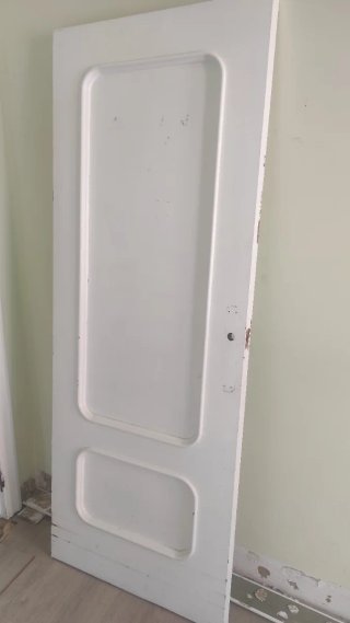 Puerta blanca con cristal y molduras
