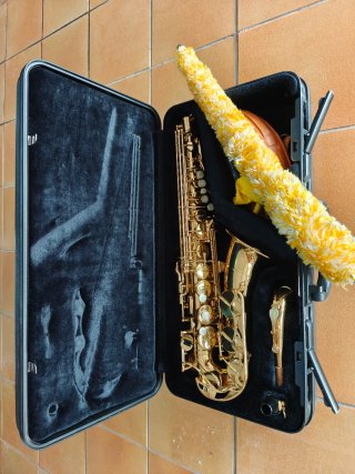 Saxo Yamaha YAS-275 con estuche y funda