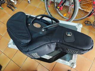 Saxo Yamaha YAS-275 con estuche y funda