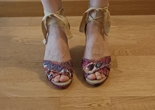Sandalias cuña Mustang estampado rosa azul 36