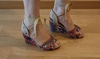 Sandalias cuña Mustang estampado rosa azul 36