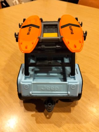 Coche todoterreno adventure de juguete con surf