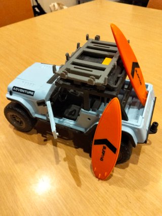 Coche todoterreno adventure de juguete con surf