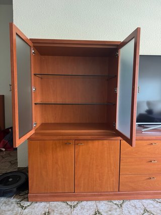 Mueble comedor cerezo macizo con vitrina